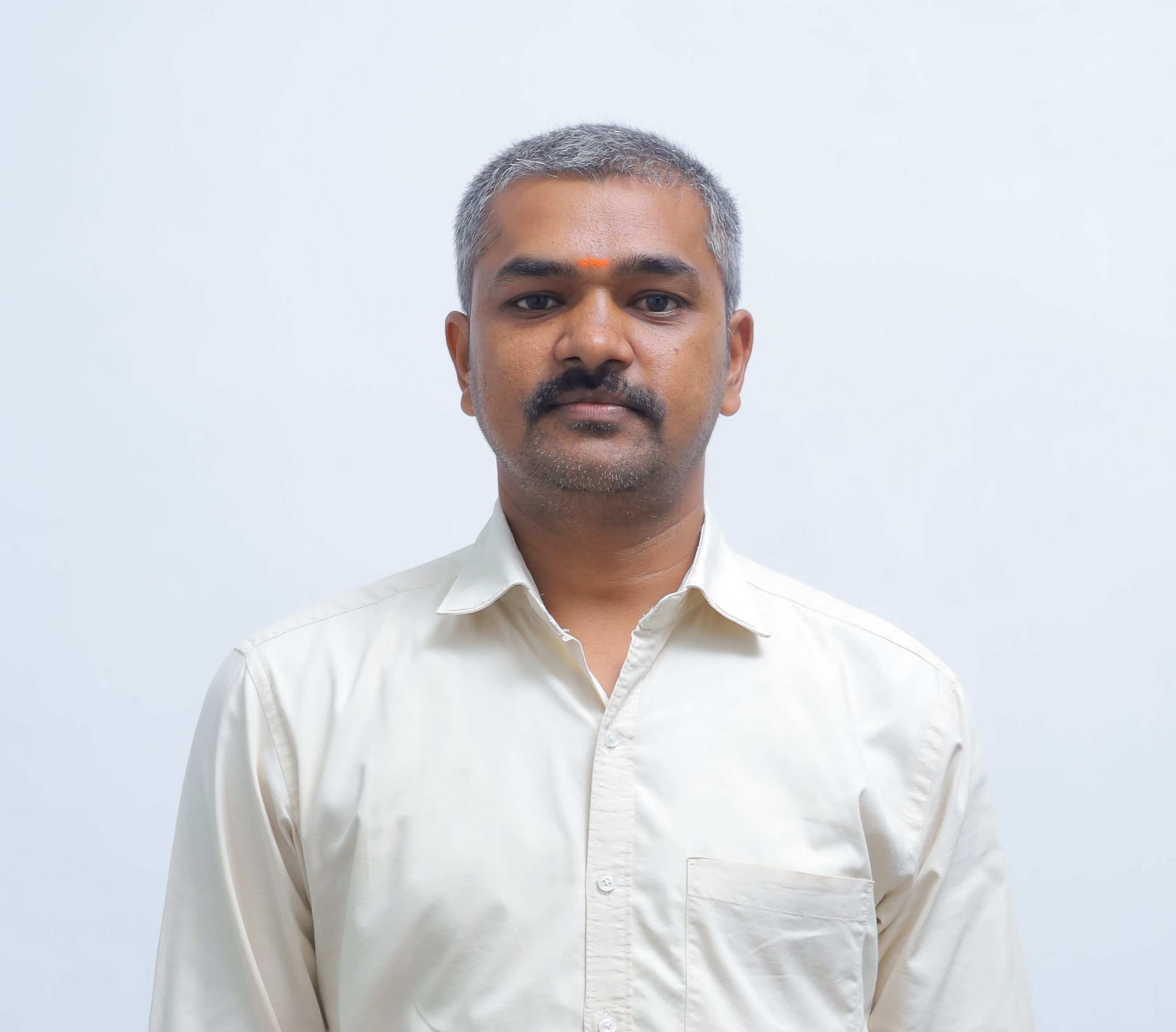 Dr. VIJAYAGANTH V